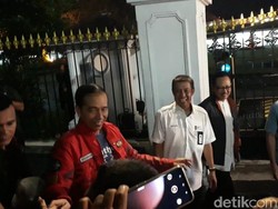 Jokowi Keluar Lagi dari Gedung Agung Yogya Sambil Bagi-bagi Kaus