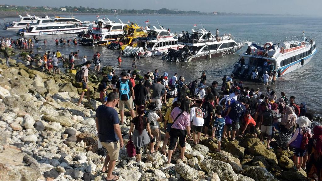 Libur Tahun Baru, Wisatawan Padati Nusa Penida Bali Libur Tahun Baru, Wisatawan Padati Nusa Penida Bali