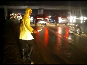 Antisipasi Banjir Susulan, Pengelola Tol Cipali Siagakan Alat Berat Antisipasi Banjir Susulan, Pengelola Tol Cipali Siagakan Alat Berat