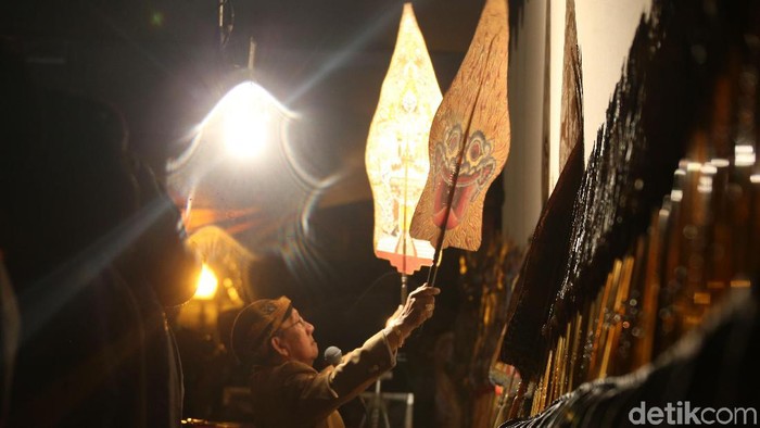 Wayang Kulit Semalam Suntuk Rayakan Malam Tahun Baru Pagelaran Wayang Kulit Semalam Suntuk untuk menyambut tahun gres digelar di TMII, Jakarta. Begini agresi dalang Ki Manteb Sudarsono.