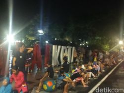 Warga Padati Balkot Surabaya Jelang Detik-detik Pergantian Tahun