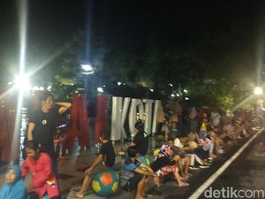Warga Padati Balkot Surabaya Jelang Detik-detik Pergantian Tahun