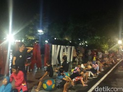 Warga Padati Balkot Surabaya Jelang Detik-detik Pergantian Tahun