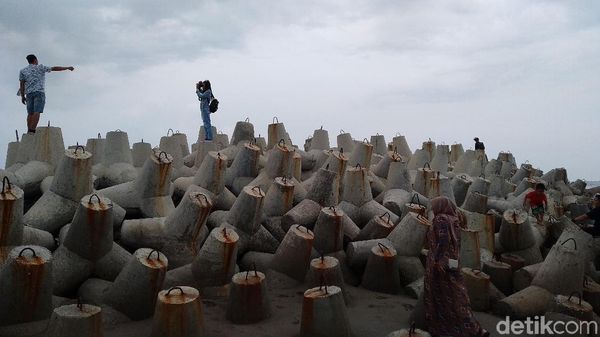 Potret Ramai-ramai Berfoto di Pemecah Ombak Pantai Pangandaran