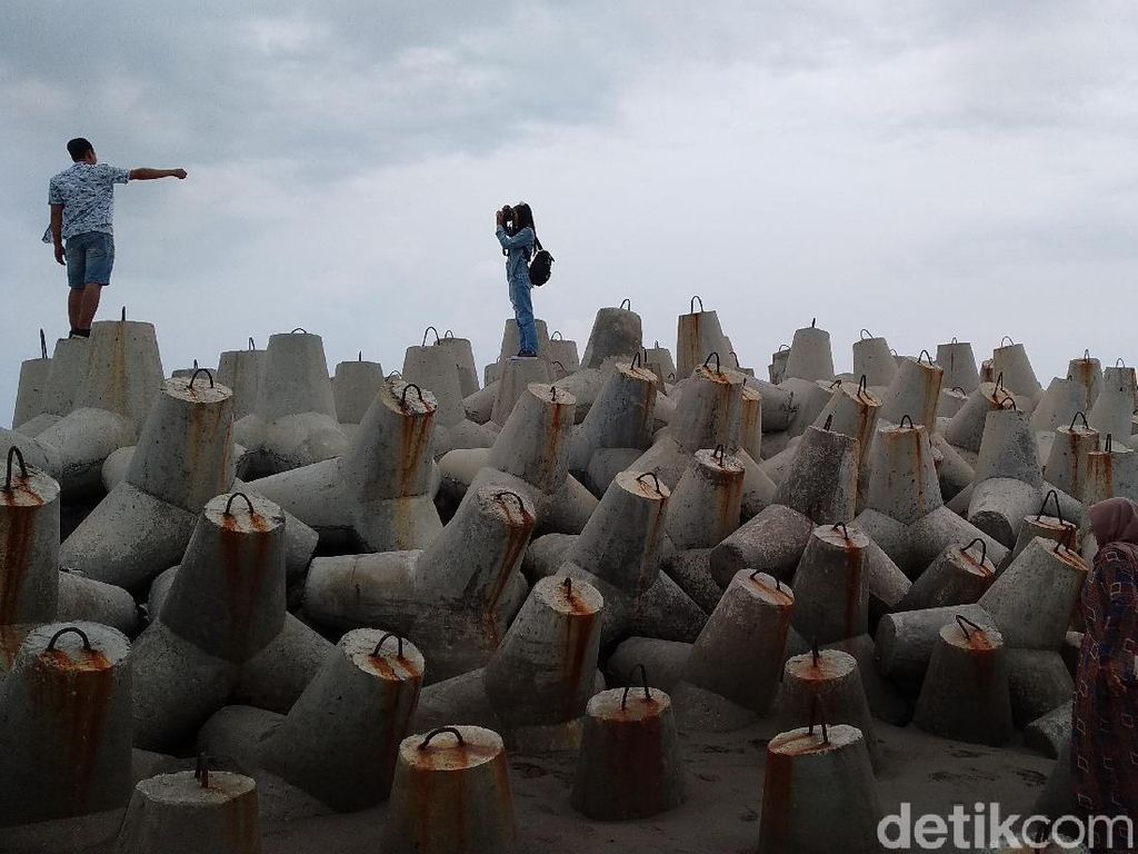 Potret Ramai-ramai Berfoto di Pemecah Ombak Pantai Pangandaran Potret Ramai-ramai Berfoto di Pemecah Ombak Pantai Pangandaran