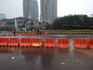 Petugas Tutup Lalu Lintas Kawasan Monas-HI-Dukuh Atas dari Kendaraan Petugas Tutup Lalu Lintas Kawasan Monas-HI-Dukuh Atas dari Kendaraan