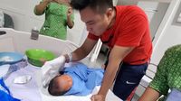 Intip Momen Baim Wong Pertama Kali Memandikan Bayinya, Kiano Tiger Wong