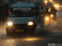 Malam Tahun Baru Hujan, Perhatikan Ini saat Ingin Nyetir!