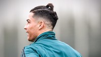Nah, yang gaya yang terbaru Ronaldo menguncir rambut bagian atas kepalanya. Hmm.. bagaimana cocok atau tidak? Foto: ist.