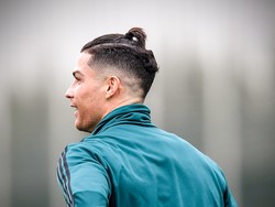 Nah, yang gaya yang terbaru Ronaldo menguncir rambut bagian atas kepalanya. Hmm.. bagaimana cocok atau tidak? Foto: ist.