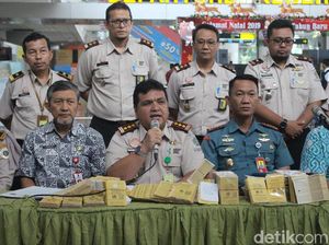 Ratusan Buku Kuning Palsu Diamankan di Bandara Juanda Selama 2019 Ratusan Buku Kuning Palsu Diamankan di Bandara Juanda Selama 2019