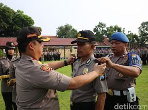 87 Anggota Polres Jombang Terima Kado Tahun Baru Naik Pangkat