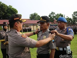 87 Anggota Polres Jombang Terima Kado Tahun Baru Naik Pangkat
