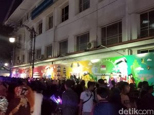 Malam Tahun Baru, Warga Bandung Mulai Padati Jalan Asia Afrika