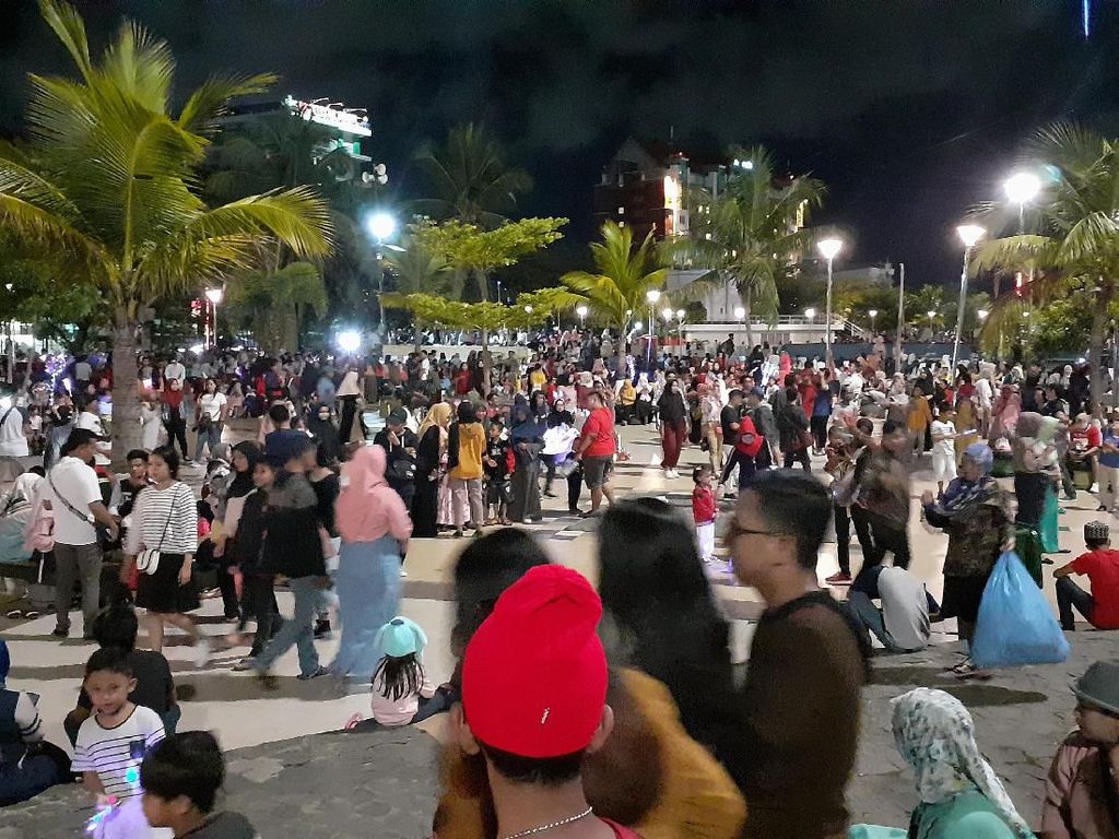 Rayakan Malam Tahun Baru, Warga Makassar Padati Pantai LosarI Rayakan Malam Tahun Baru, Warga Makassar Padati Pantai LosarI