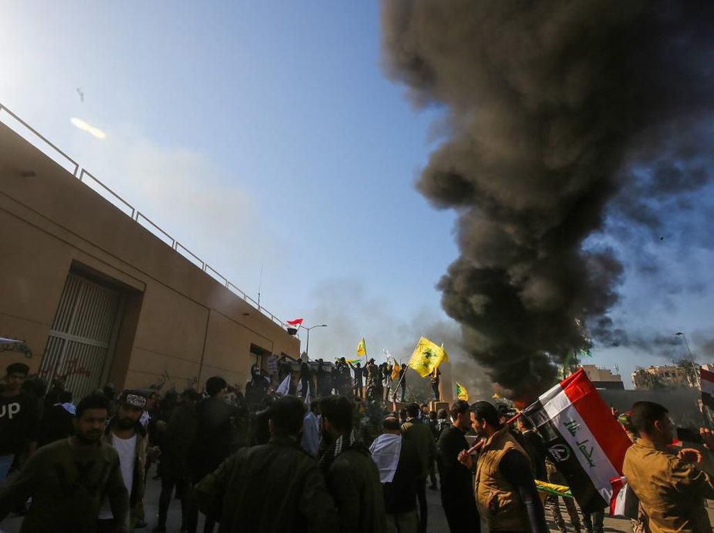 Marah atas Serangan Udara, Ribuan Demonstran Irak Serbu Kedubes AS