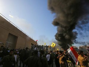 Marah atas Serangan Udara, Ribuan Demonstran Irak Serbu Kedubes AS Marah atas Serangan Udara, Ribuan Demonstran Irak Serbu Kedubes AS
