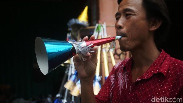 Pedagang Terompet Mengais Rezeki di Penghujung Tahun