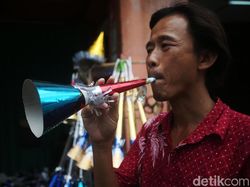 Pedagang Terompet Mengais Rezeki di Penghujung Tahun