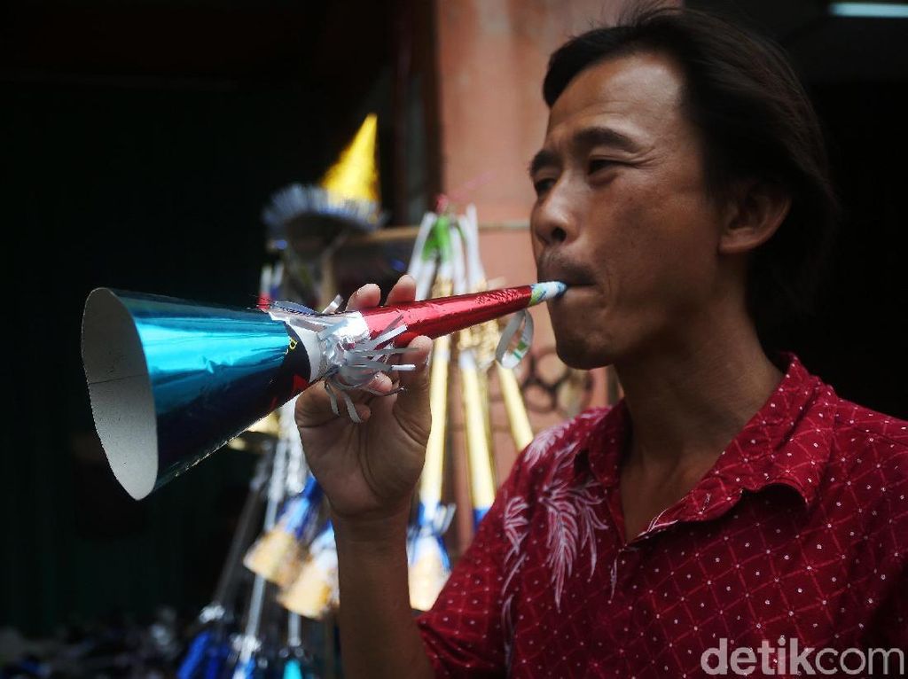 Pedagang Terompet Mengais Rezeki di Penghujung Tahun Pedagang Terompet Mengais Rezeki di Penghujung Tahun