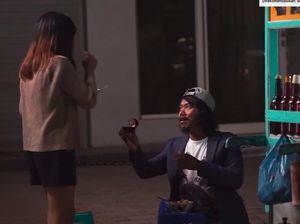 Bukan di Tempat Mewah! Dodit Lamar Kekasihnya di Pinggir Jalan Bukan di Tempat Mewah! Dodit Lamar Kekasihnya di Pinggir Jalan