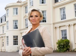 Nasib Penyanyi yang Kecanduan Heroin, Hidungnya Rusak Jadi Begini