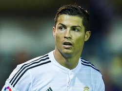 Ronaldo berganti gaya lagi dengan potongan layer di rambut bagian depan. Foto: Getty Images
