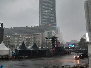 Bundaran HI Diguyur Hujan Deras, Warga Berhamburan Neduh di Tenda