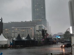 Hujan Deras di Bundaran HI Jelang Malam Tahun Baru, Warga Berhamburan