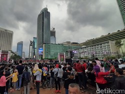 Jelang Malam Tahun Baru, Warga Mulai Berdatangan ke Bundaran HI