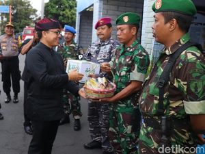 Bupati Anas Bagikan Bingkisan pada Petugas Pengamanan Tahun Baru 2020
