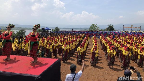 Potret Ribuan Emak-emak Menari di Sumedang