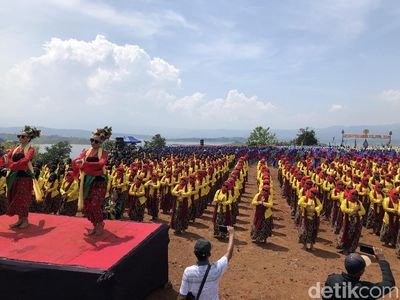 Potret Ribuan Emak-emak Menari di Sumedang