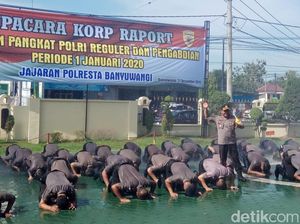 Diguyur Air, 99 Personel Polresta Banyuwangi Naik Pangkat Sujud Syukur
