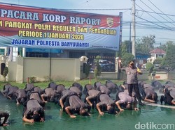 Diguyur Air, 99 Personel Polresta Banyuwangi Naik Pangkat Sujud Syukur