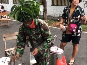 Penjual Kembang Tahu Berseragam Tentara Ini Curi Perhatian Orang Penjual Kembang Tahu Berseragam Tentara Ini Curi Perhatian Orang
