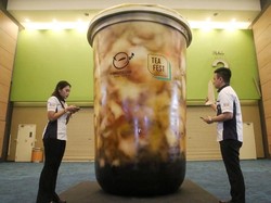 Wow! Bubble Tea Terbesar di Malaysia Ini Tingginya 3,7 Meter