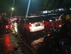 Hujan Deras Malam Tahun Baru, Sejumlah Jalan di Bekasi Tergenang Air