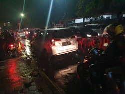 Hujan Deras Malam Tahun Baru, Sejumlah Jalan di Bekasi Tergenang Air