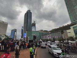 Walau Hujan, Masyarakat Tetap Setia Di Bundaran HI