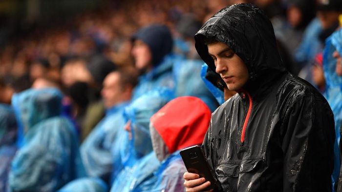 Seorang fan Norwich ditahan akibat melempar handphone ke dalam lapangan (Dan Mullan/Getty Images)