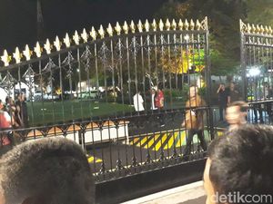Ketika Jokowi Ajak Warga Selfie di Halaman Gedung Agung Yogya Ketika Jokowi Ajak Warga Selfie di Halaman Gedung Agung Yogya