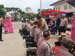Byuuurr! 202 Polisi di Polres Bekasi Naik Pangkat Mandi Kembang