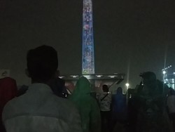 Begini Suasana Malam Tahun Baru di Monas Walau Hujan Mewarnai