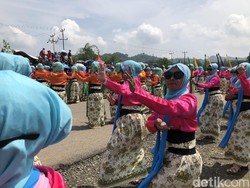 Sambut Tahun 2020, Ribuan Emak-emak Sumedang Menari
