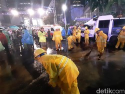 Bundaran HI Diguyur Hujan, Pasukan Kuning Bersihkan Genangan Air