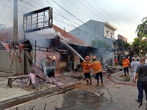 SPBU Mini di Purwakarta Ludes Terbakar SPBU Mini di Purwakarta Ludes Terbakar