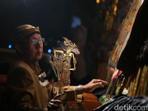 Dalang Muda Kenang Ki Manteb: Sang Pendobrak, Gaya Sabetnya Jadi Kiblat Dalang Muda Kenang Ki Manteb: Sang Pendobrak, Gaya Sabetnya Jadi Kiblat
