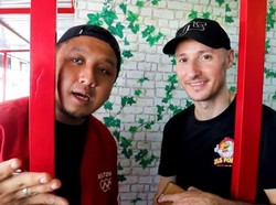 Mau Coba? Ayam Goreng di Kemayoran Ini Dibuat Orang Spanyol Asli