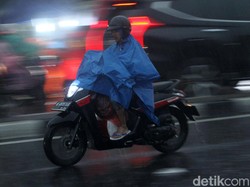 Ingat! Jas Hujan Tidak Kurangi Resiko Kecelakaan Saat Hujan